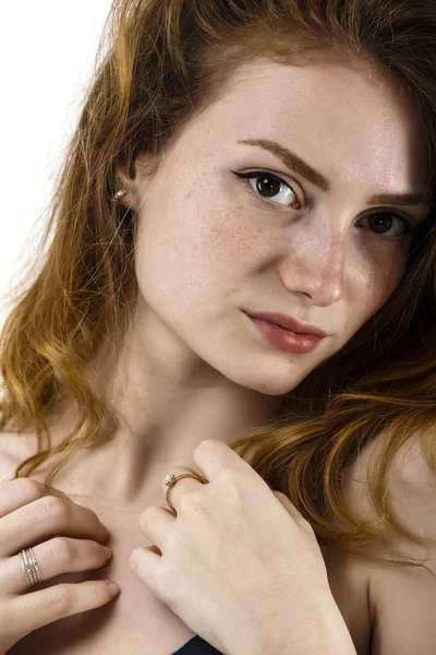 Portret van een mooie vrouw met rood haar en sproeten — Stockfoto