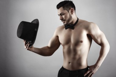 Yakışıklı kaslı adam stüdyoda poz veriyor.