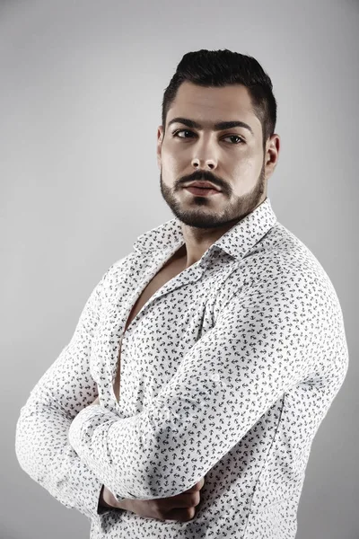 シャツとスポーツマン体型でセクシーな男のファッション モデル — ストック写真