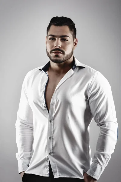 Sexy homem modelo de moda com camisa e corpo atlético — Fotografia de Stock