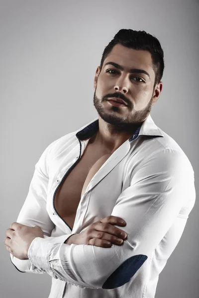 Sexy homem modelo de moda com camisa e corpo atlético — Fotografia de Stock