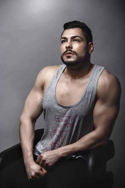 Bonito muscular homem posando no estúdio — Fotografia de Stock