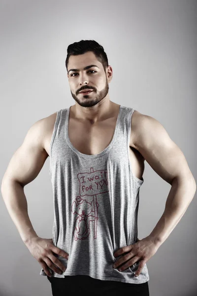 Schöner muskulöser Mann posiert im Studio — Stockfoto