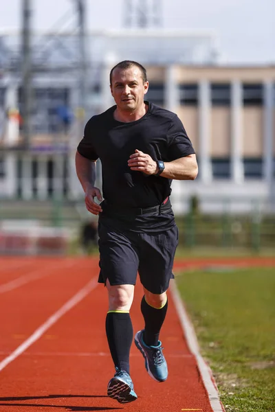 Velero masculino en trenes de mediana edad para competición de carreras —  Fotos de Stock