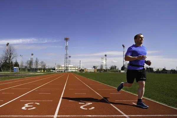 Sprinteur masculin dans les trains d'âge moyen pour la compétition de course — Photo