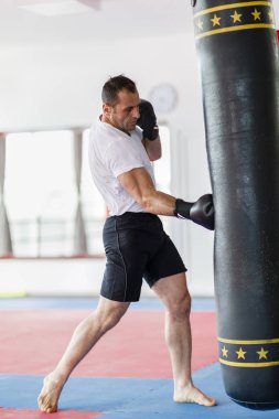 Kickbox savaşçı bir spor salonu ile yumruk Çantalar, eğitim görmek tüm