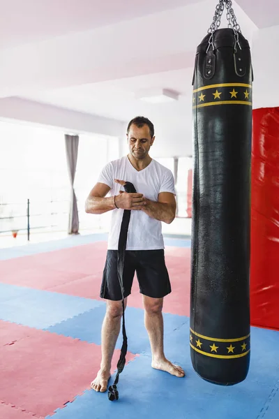 Kickboxer está se preparando para o treinamento — Fotografia de Stock