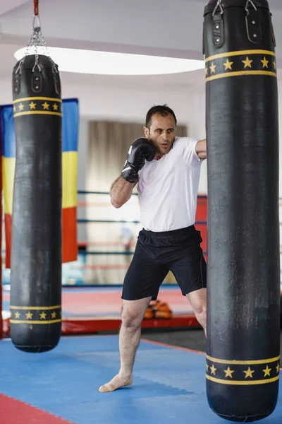 Myśliwiec kickbox trening w siłowni z worki, zobacz całość — Zdjęcie stockowe