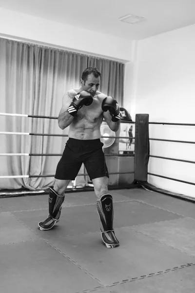 Kick-box mester Marius c Pitesti Romániában bemutatása — Stock Fotó
