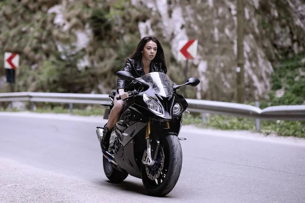 Belle Femme Conduisant Une Moto Sur Une Route Montagne — Photo