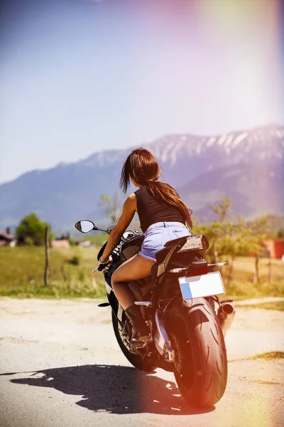 Schöne Frau Steuer Eines Motorrads Auf Einer Bergstraße — Stockfoto