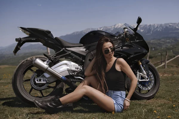 Mulher Bonita Posando Com Uma Motocicleta Cenário Montanha — Fotografia de Stock