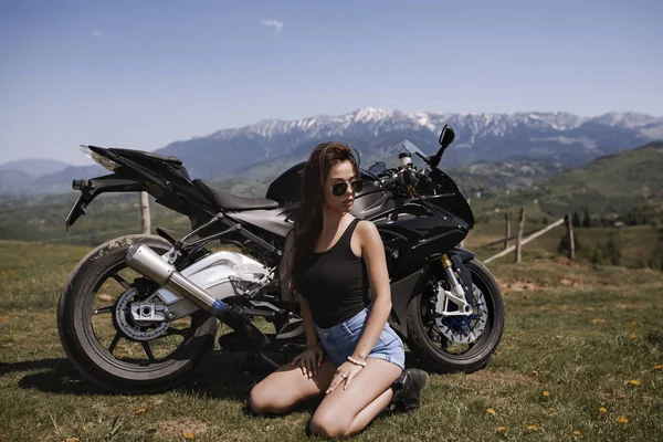 Mulher Bonita Posando Com Uma Motocicleta Cenário Montanha — Fotografia de Stock