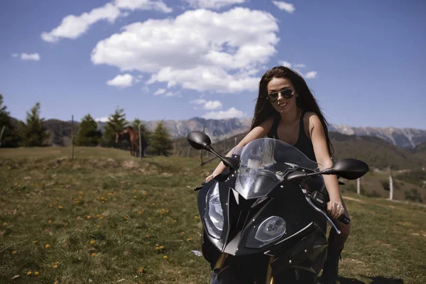 Belle Femme Posant Avec Une Moto Dans Les Paysages Montagne — Photo