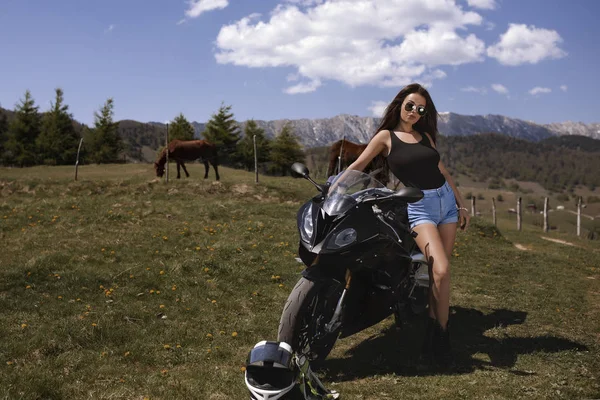 Schöne Frau Posiert Mit Einem Motorrad Berglandschaft — Stockfoto