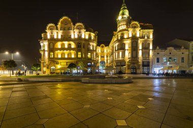 Romanya 'nın Oradea kentindeki Birlik Meydanı' nın gece manzarası (26-Ekim-2019