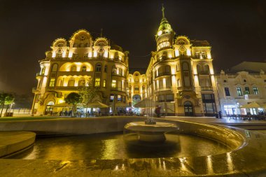 Romanya 'nın Oradea kentindeki Birlik Meydanı' nın gece manzarası (26-Ekim-2019