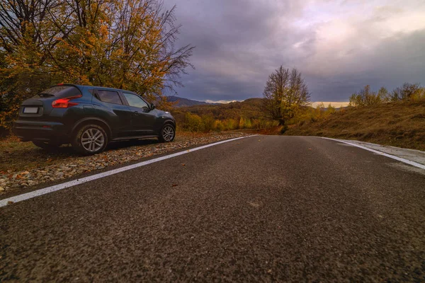 Horská cesta během podzimu v zamračený den — Stock fotografie