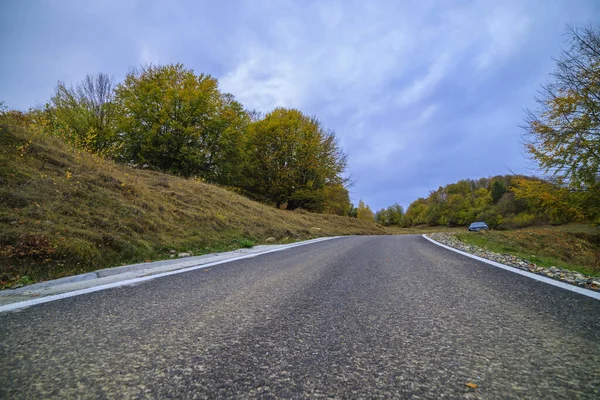 Bergweg tijdens de herfst op een bewolkte dag — Stockfoto