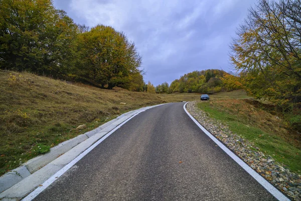 구름낀 날, 가을의 산악 도로 — 스톡 사진