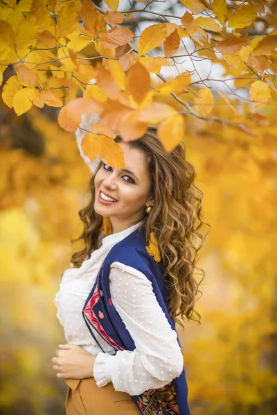 Portret cu o femeie frumoasa in peisaj de toamna. — Foto de Stock