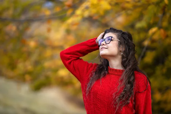 Retrato de una hermosa joven hispana en un frente otoñal —  Fotos de Stock