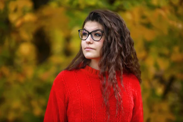 Portrait of a beautiful hispanic young woman in an autumnal fore — Stock Photo, Image