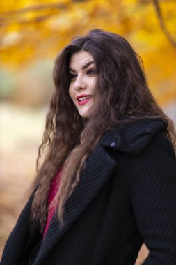 Sonbaharda güzel bir İspanyol genç kadının portresi.