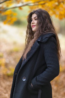 Sonbaharda güzel bir İspanyol genç kadının portresi.