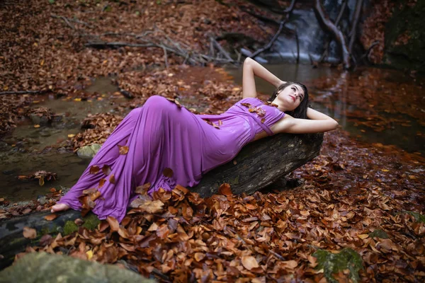 Porträt einer schönen hispanischen jungen Frau in der Nähe eines Wasserfalls in einem — Stockfoto