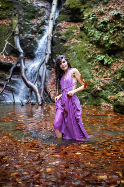 Retrato de uma bela jovem hispânica perto da cachoeira em um — Fotografia de Stock