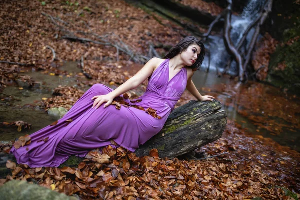 Porträt einer schönen hispanischen jungen Frau in der Nähe eines Wasserfalls in einem — Stockfoto