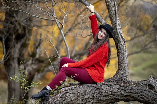 Porträt einer schönen hispanischen jungen Frau im herbstlichen Vordergrund — Stockfoto