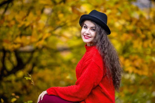 Retrato de una hermosa joven hispana en un frente otoñal — Foto de Stock