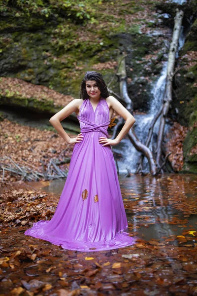 Porträtt av en vacker latinamerikansk ung kvinna nära vattenfall i en — Stockfoto