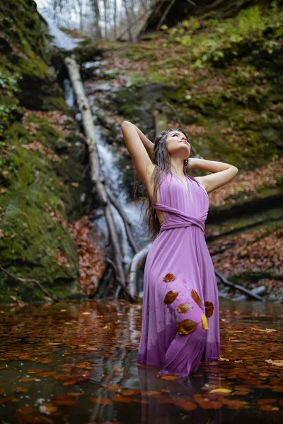 Retrato de uma bela jovem hispânica perto da cachoeira em um — Fotografia de Stock