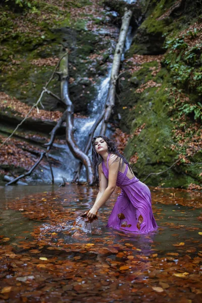 Портрет красивої іспаномовної молодої жінки біля водоспаду в — стокове фото