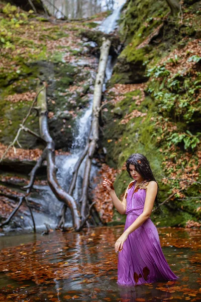 Porträt einer schönen hispanischen jungen Frau in der Nähe eines Wasserfalls in einem — Stockfoto