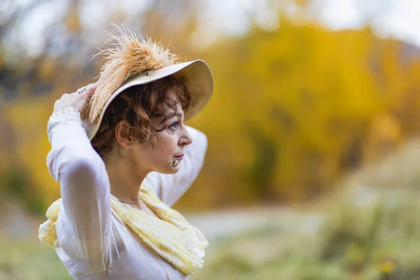 Portret van een volwassen dame in een vintage jurk, herfst tijd. — Stockfoto