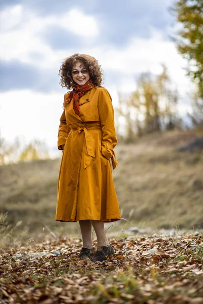 Retrato estacional de una mujer madura al aire libre en un bosque vibrante — Foto de Stock