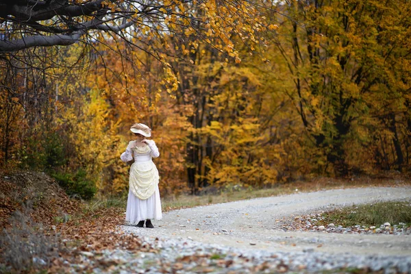 一个穿着老式衣服的成熟女人的画像，秋天的时候. — 图库照片