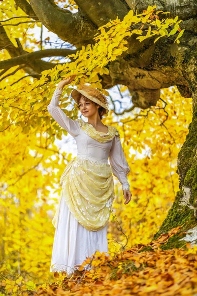 Porträt einer reifen Dame in einem Vintage-Kleid, Herbstzeit. — Stockfoto