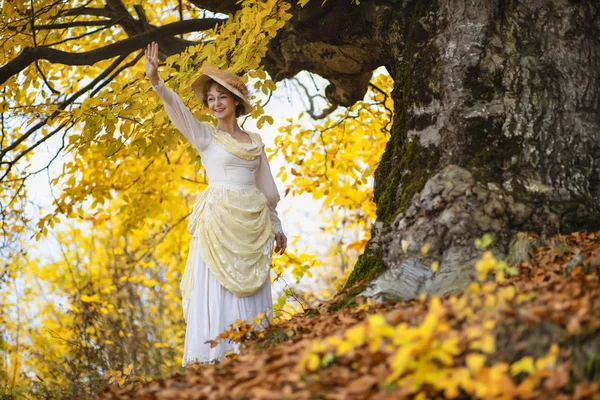 Portret dojrzałej damy w sukience vintage, czas jesienny. — Zdjęcie stockowe
