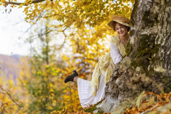 Portret van een volwassen dame in een vintage jurk, herfst tijd. — Stockfoto