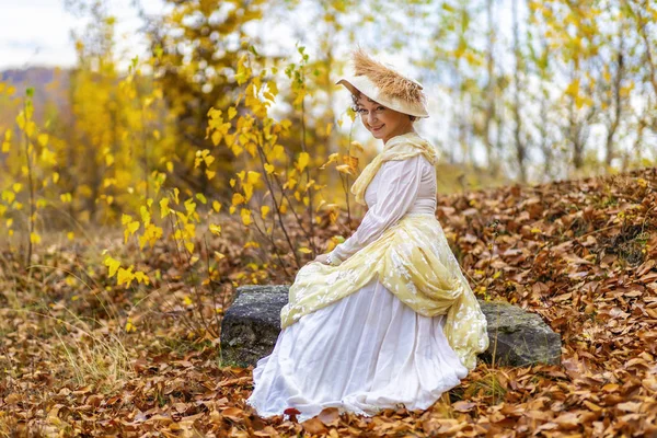 Porträtt av en mogen dam i vintageklänning, hösttid. — Stockfoto