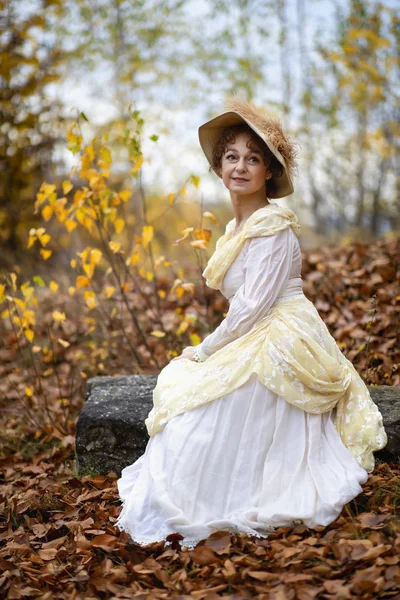 Retrato de una señora madura en un vestido vintage, otoño . — Foto de Stock