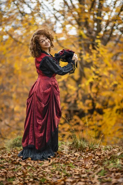 Portret van een volwassen dame in een vintage jurk, herfst tijd. — Stockfoto