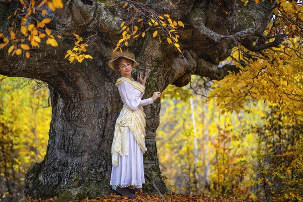 Retrato de una señora madura en un vestido vintage, otoño . — Foto de Stock