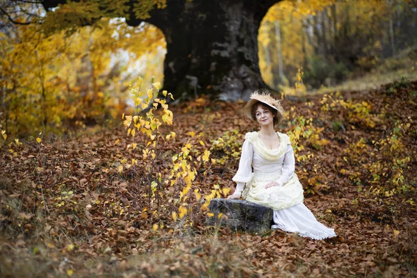 Portret van een volwassen dame in een vintage jurk, herfst tijd. — Stockfoto