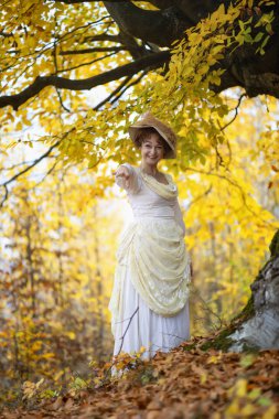 Sonbahar zamanı, kaliteli bir elbise giymiş olgun bir kadının portresi..